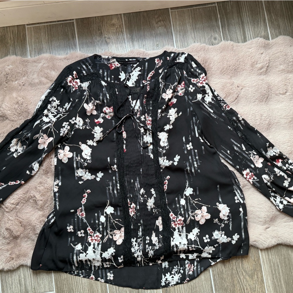 White House Black Market floral long sleeve top, size 4